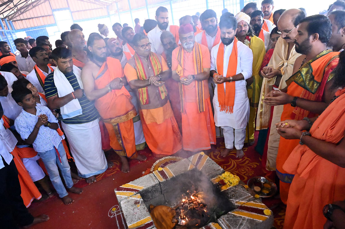 ಹೋಮ ಮಂಟದಲ್ಲಿ ನಡೆದ ಪೂರ್ಣಾಹುತಿ ವೇಳೆ ಸಿ.ಟಿ.ರವಿ ಪ್ರಮೋದ್ ಮುತಾಲಿಕ್ ಗಂಗಾಧರ ಕುಲಕರ್ಣಿ ಹಾಜರಿದ್ದರು