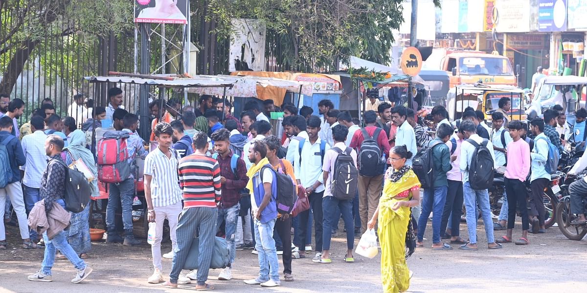 ಬೀದರ್‌ ರೈಲು ನಿಲ್ದಾಣದ ರಸ್ತೆಯಲ್ಲಿ ನಿತ್ಯ ಈ ದೃಶ್ಯ ಸಾಮಾನ್ಯ. ತಳ್ಳಗಾಡಿಯಲ್ಲಿ ತಯಾರಿಸುವ ಉಪಾಹಾರ ಸವಿಯಲು ಜನ ಮುಗಿಬೀಳುತ್ತಾರೆ