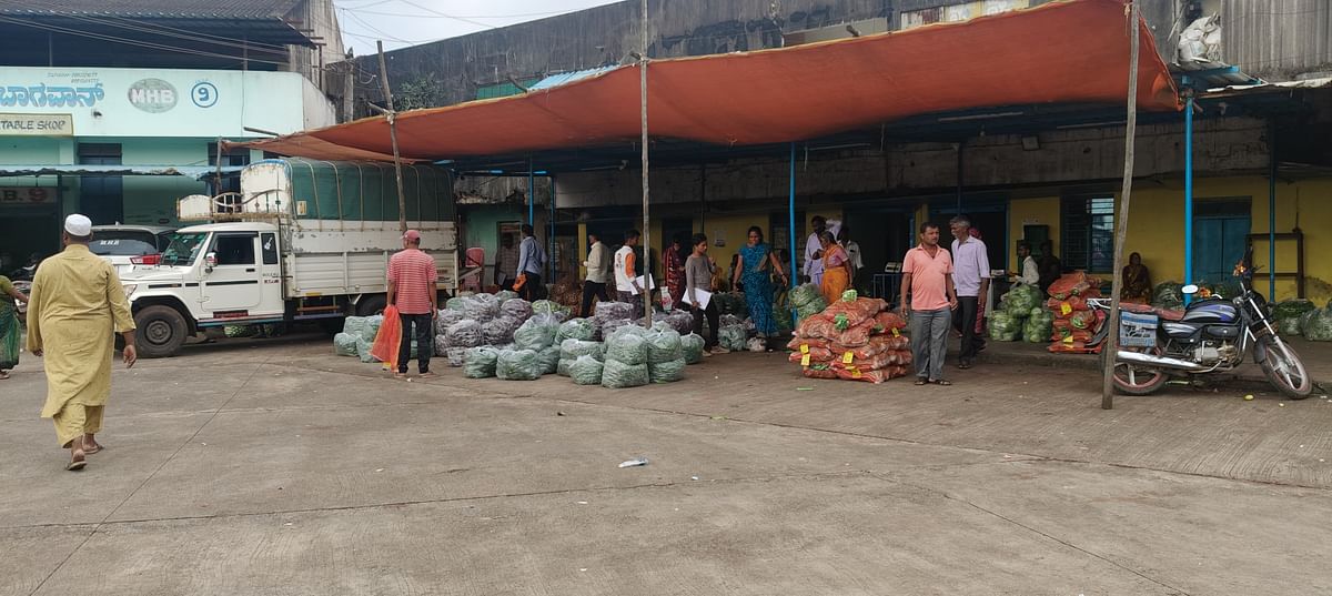 ಸಂಕೇಶ್ವರದ ದುರುದುಂಡೀಶ್ವರ ಮಠದ ವಾಣಿಜ್ಯ ಸಂಕೀರ್ಣದಲ್ಲಿನ ಖಾಸಗಿ ತರಕಾರಿ ಮಾರುಕಟ್ಟೆಯ ನೋಟ