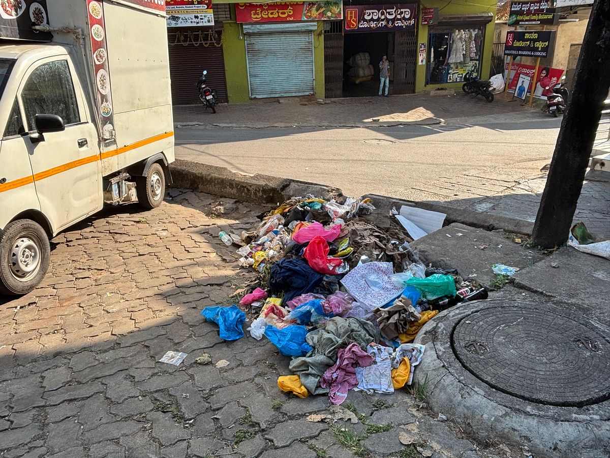 ಉಡುಪಿಯ ಹಳೆ ಕೆ.ಎಸ್‌.ಆರ್‌.ಟಿ.ಸಿ. ಬಸ್‌ ನಿಲ್ದಾಣ ಪರಿಸರದಲ್ಲಿ ಕಸದ ರಾಶಿ