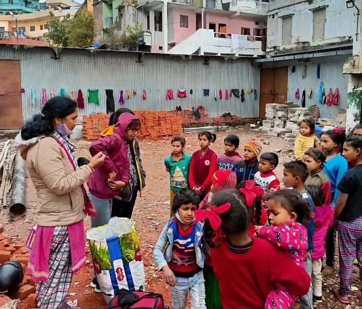 ಘನಶ್ಯಾಮ್ ಓಲಿ ಚೈಲ್ಡ್‌ ವೆಲ್‌ಫೇರ್ ಸೊಸೈಟಿ ಹೆಸರಿನ ಎನ್‌ಜಿಒ ಮೂಲಕ ಕೊಳೆಗೇರಿ ಪ್ರದೇಶ ಮಕ್ಕಳಿಗೆ ಶಿಕ್ಷಣದ ಕುರಿತು ಜಾಗೃತಿ ಮೂಡಿಸುತ್ತಿರುವುದು