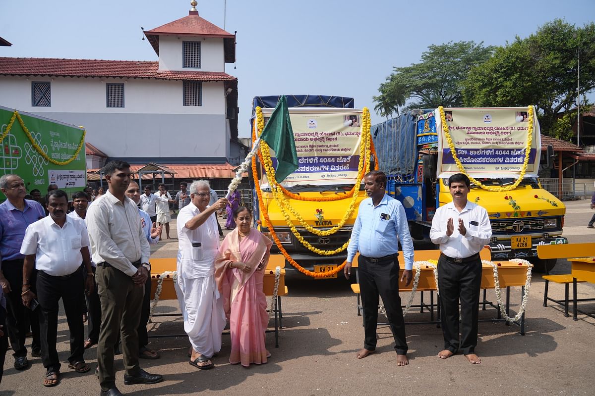 ದಕ್ಷಿಣ ಕನ್ನಡ ಉಡುಪಿ ಕೊಡಗು ಮತ್ತು ಕಾಸರಗೋಡು ಜಿಲ್ಲೆಯ 507 ಶಾಲೆಗಳಿಗೆ 4044 ಜೊತೆ ಡೆಸ್ಕ್-ಬೆಂಚ್‌ಗಳನ್ನು ವಿತರಿಸಲಾಯಿತು