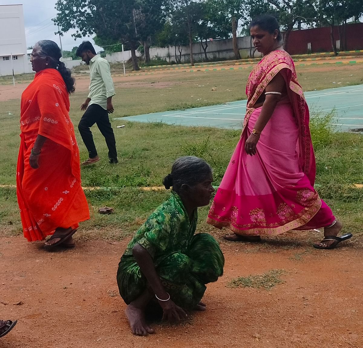 ಚಕ್ಕೆರೆಯಲ್ಲಿ 70 ವರ್ಷದ ಗೌರಮ್ಮ ತೆವಳಿಕೊಂಡು ಬಂದು ತಮ್ಮ ಹಕು ಚಲಾಯಿಸಿದರು