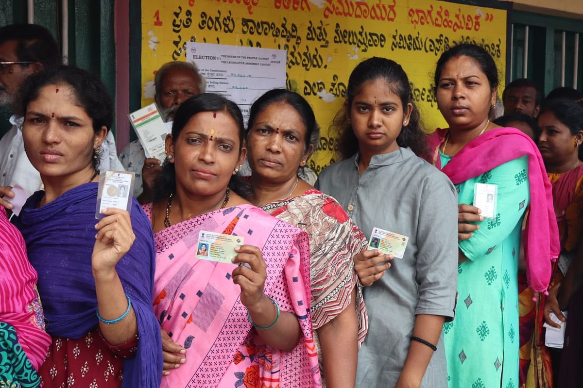 ಸಂಕಲಗೆರೆ ಮತಗಟ್ಟೆಯಲ್ಲಿ ನಿಂತಿದ್ದ ಮಹಿಳೆಯರು ಮತದಾನದ ಗುರುತಿನ ಚೀಟಿ ಪ್ರದರ್ಶಿಸಿದರು