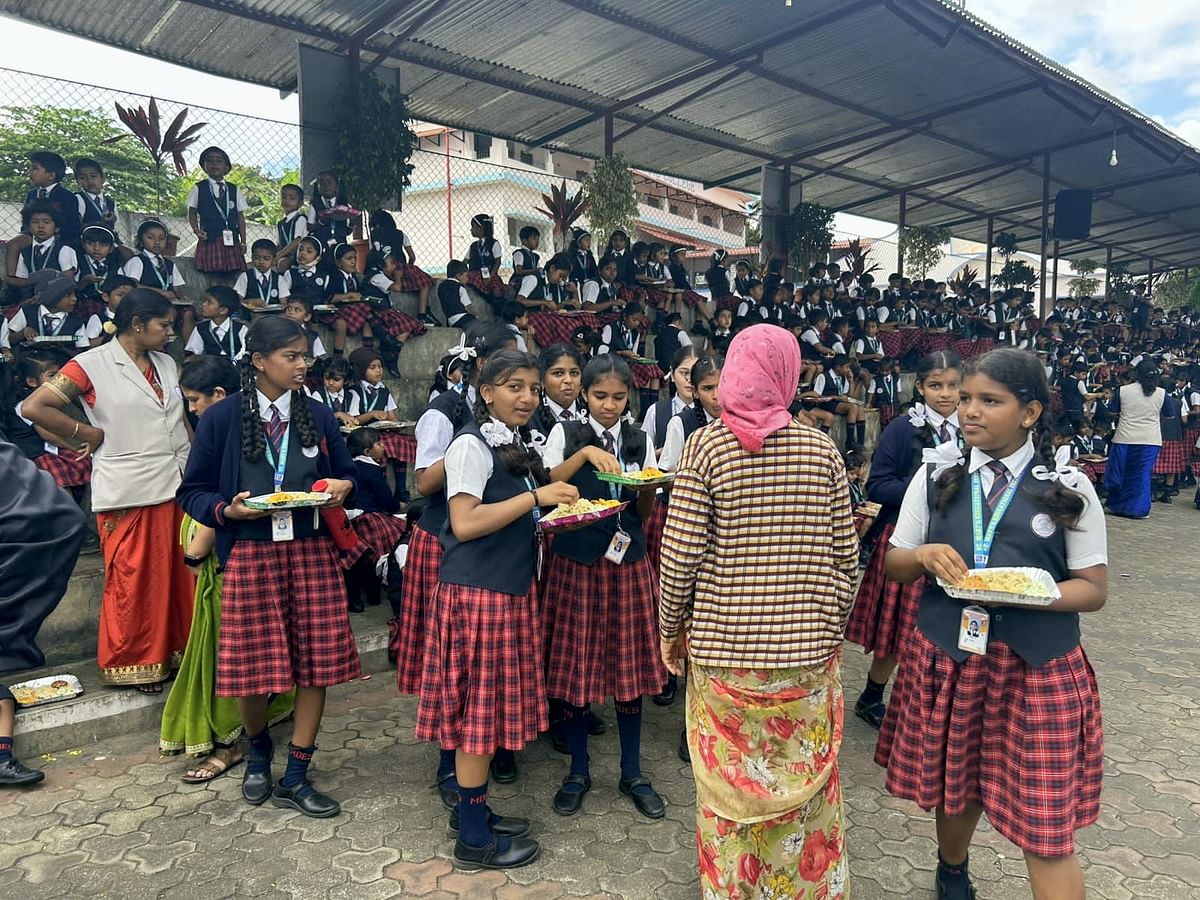 ಸುಂಟಿಕೊಪ್ಪ ಸಂತ ಮೇರಿ ಇಂಗ್ಲಿಷ್‌ ಮಾಧ್ಯಮ ಶಾಲೆಯಲ್ಲಿ ಮಕ್ಕಳ ದಿನಾಚರಣೆಯ ಅಂಗವಾಗಿ ವಿದ್ಯಾರ್ಥಿಗಳಿಗೆ ಊಟದ ವ್ಯವಸ್ಥೆ ಮಾಡಲಾಗಿತ್ತು