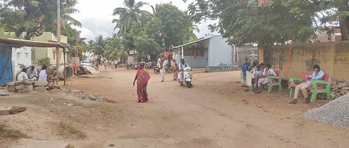 ಗಂಗಾವತಿ ತಾಲ್ಲೂಕಿನ ಮರಕುಂಬಿ ಗ್ರಾಮದಲ್ಲಿ ಗುರುವಾರ ಕಂಡುಬಂದ ಜನರ ಓಡಾಟದ ಚಿತ್ರಣ