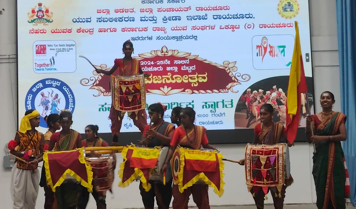 ರಾಯಚೂರಲ್ಲಿ ನಡೆದ ಜಿಲ್ಲಾ ಮಟ್ಟದ ಯುವ ಜನೋತ್ಸವದಲ್ಲಿ ಸಿಂಧನೂರು ತಾಲ್ಲೂಕಿನ ವೀರಾಪುರದ ಯುವತಿಯರ ತಂಡ ಪ್ರದರ್ಶಿಸಿದ ಡೊಳ್ಳು ಕುಣಿತ