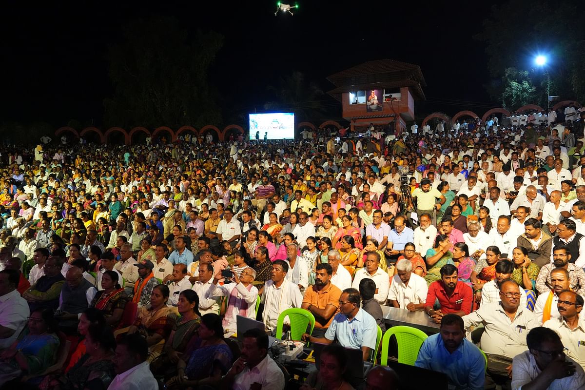 ಶಿವಕುಮಾರ ಬಯಲು ರಂಗಮಂದಿರದಲ್ಲಿ ಕಿಕ್ಕಿರಿದು ತುಂಬಿದ್ದ ಜನಸ್ತಗೋಮ