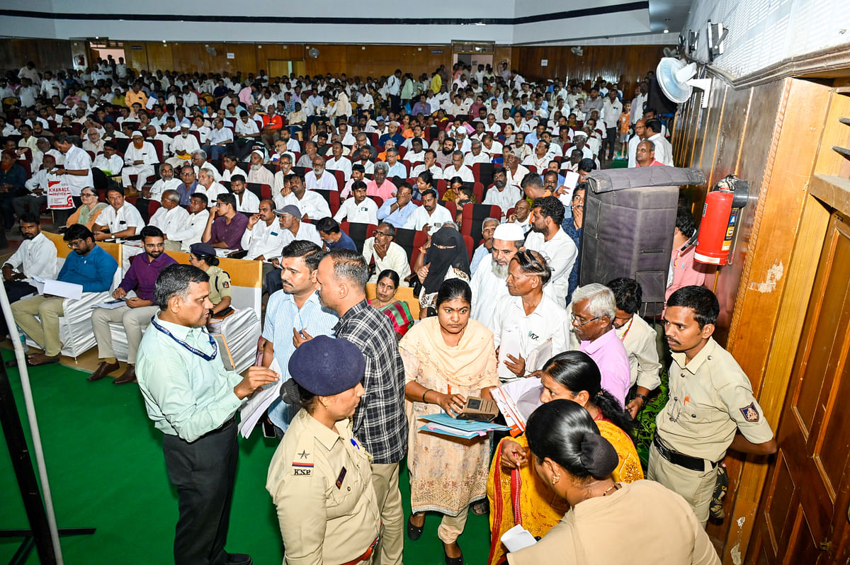 ಅಹವಾಲು ಸಲ್ಲಿಸಲು ಬಂದಿದ್ದ ಸಾರ್ವಜನಿಕರು