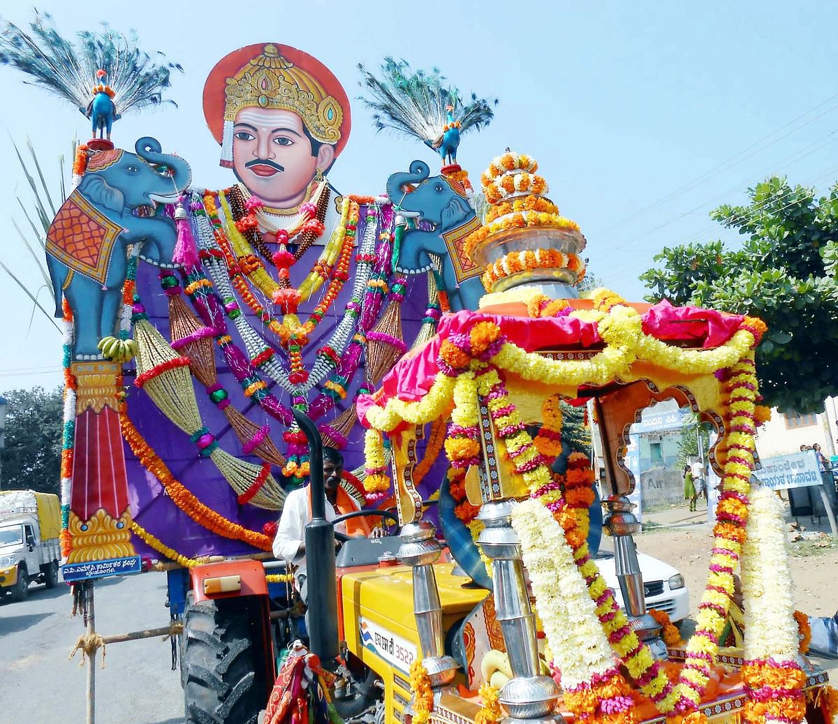 ರಥಕ್ಕೆ ಅರ್ಪಿಸುವ ವಿವಿಧ ಬಗೆಯ ಹಾರಗಳು.