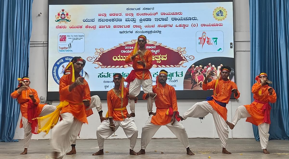 ರಾಯಚೂರಲ್ಲಿ ನಡೆದ ಜಿಲ್ಲಾ ಮಟ್ಟದ ಯುವ ಜನೋತ್ಸವದಲ್ಲಿ ಸಿಂಧನೂರಿನ ಕಾಮನಬಿಲ್ಲು ಸಾಂಸ್ಕೃತಿಕ ಕಲಾ ಸೇವಾ ಸಂಘದ ಯುವಕ ಯುವತಿಯರು ಕಂಸಾಳೆ ನೃತ್ಯ ಪ್ರದರ್ಶಿಸಿದರು