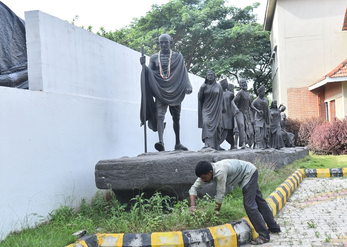 ಹಾವೇರಿಯ ಗಾಂಧಿಭವನದಲ್ಲಿರುವ ದಂಡಿ ಸತ್ಯಾಗ್ರಹದ ಪ್ರತಿಕೃತಿಗಳ ಸ್ಥಳವನ್ನು ಸಿಬ್ಬಂದಿ ಸ್ವಚ್ಛಗೊಳಿಸಿದರು