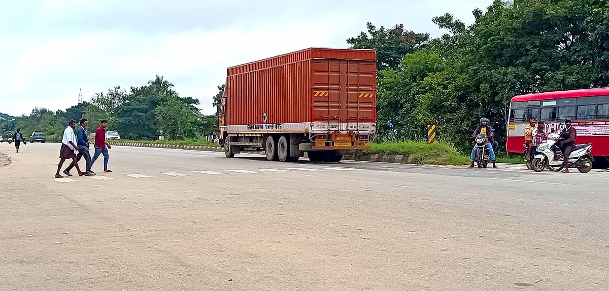 ಸುರಕ್ಷತಾ ಕ್ರಮಗಳಿಲ್ಲದ ಬುಳ್ಳಹಳ್ಳಿ ಗೇಟ್‌ನಲ್ಲಿ ರಸ್ತೆ ದಾಟುತ್ತಿರುವ ನಾಗರಿಕರು