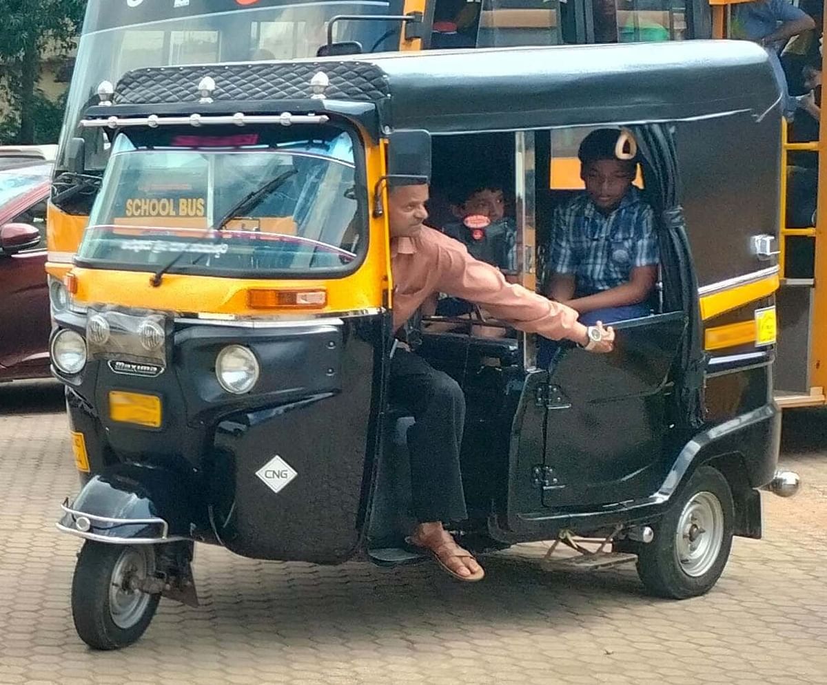 ಉಡುಪಿಯಲ್ಲಿ ಶಾಲಾ ಮಕ್ಕಳನ್ನು ಕರೆದೊಯ್ಯುವ ರಿಕ್ಷಾ