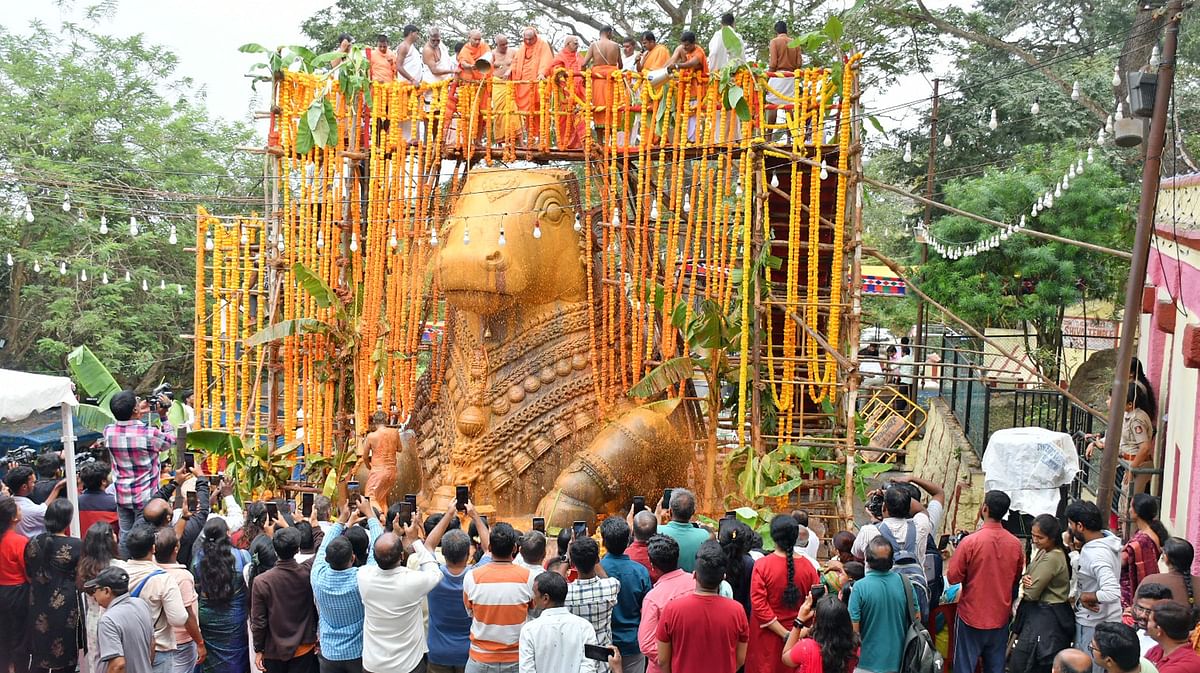 ಮೈಸೂರಿನ ಚಾಮುಂಡಿ ಬೆಟ್ಟದಲ್ಲಿ ಬೆಟ್ಟದ ಬಳಗ ಟ್ರಸ್ಟ್‌ನಿಂದ ಭಾನುವಾರ ನಂದಿ ವಿಗ್ರಹಕ್ಕೆ ನಡೆದ 19ನೇ ವರ್ಷದ ಅಭಿಷೇಕವನ್ನು ವೀಕ್ಷಿಸಿದ ಜನರು  –ಪ್ರಜಾವಾಣಿ ಚಿತ್ರ: ಹಂಪಾ ನಾಗರಾಜ್‌