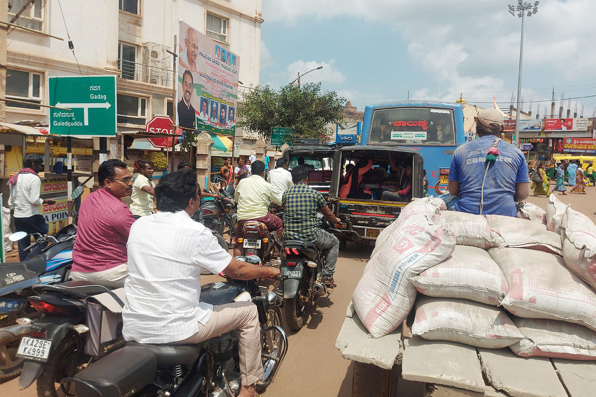 ವೀರಪುಲಿಕೇಶಿ ವೃತ್ತದಲ್ಲಿ ಆಟೊಗಳ ನಿಲುಗಡೆಯಿಂದ ವಾಹನ ಸಂಚಾರಕ್ಕೆ ಅಸ್ತವ್ಯಸ್ತ