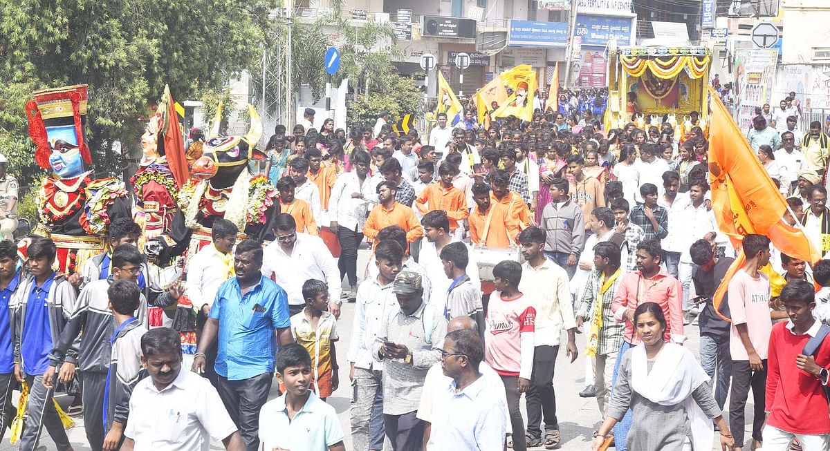 ತುಮಕೂರಿನಲ್ಲಿ ಸೋಮವಾರ ಕನಕದಾಸರ ಜಯಂತಿ ಪ್ರಯುಕ್ತ ಮೆರವಣಿಗೆ ನಡೆಯಿತು