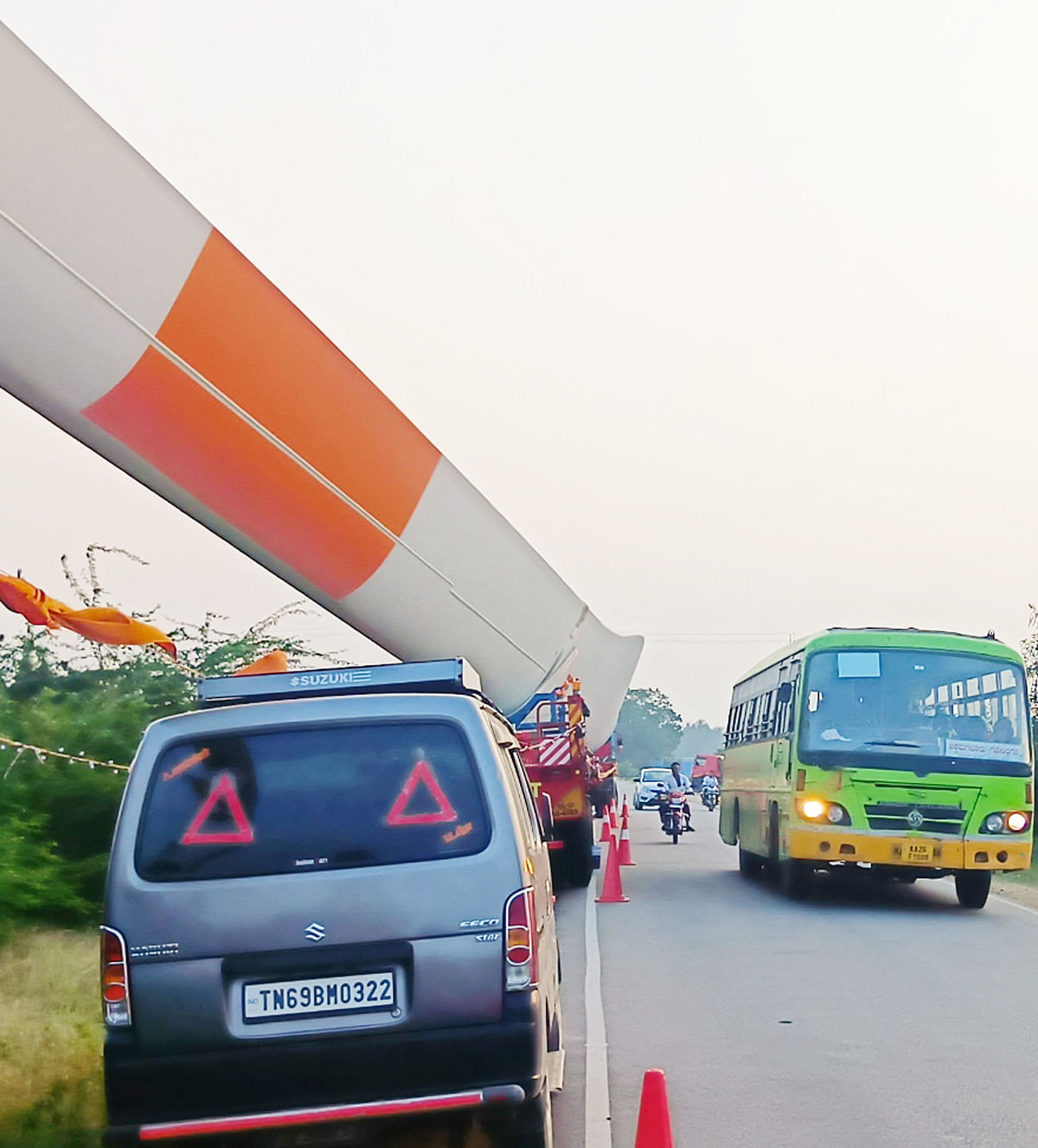 ನರೇಗಲ್‌-ಗಜೇಂದ್ರಗಡ ಮಾರ್ಗದ ರಸ್ತೆಬದಿ ವಿಂಡ್‌ ಕಂಬದ ರೆಕ್ಕೆ ಹೊತ್ತುಕೊಂಡು ನಿಂತಿರುವ ಖಾಸಗಿ ಕಂಪನಿಯ ಬೃಹತ್‌ ವಾಹನಗಳು ಹಾಗೂ ಅದರ ಪಕ್ಕದಲ್ಲಿ ನಿರ್ಮಾಣವಾದ ಇಕ್ಕಟ್ಟಿನಲ್ಲಿ ಸಂಚಾರ ಮಾಡುತ್ತಿರುವ ಕೆಎಸ್‌ಆರ್‌ಟಿಸಿ ವಾಹನ