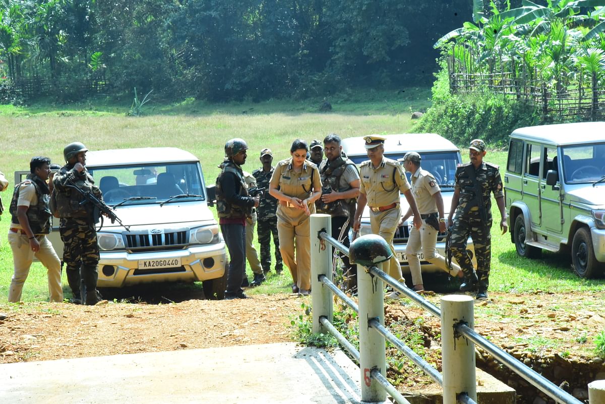 ಎನ್‌ಕೌಂಟರ್‌ ನಡೆದ ಸ್ಥಳಕ್ಕೆ ರಾಜ್ಯ ಆಂತರಿಕ ಭದ್ರತಾ ವಿಭಾಗದ ಐಜಿಪಿ ಡಿ. ರೂಪಾ ಮಂಗಳವಾರ ಭೇಟಿ ನೀಡಿದರು