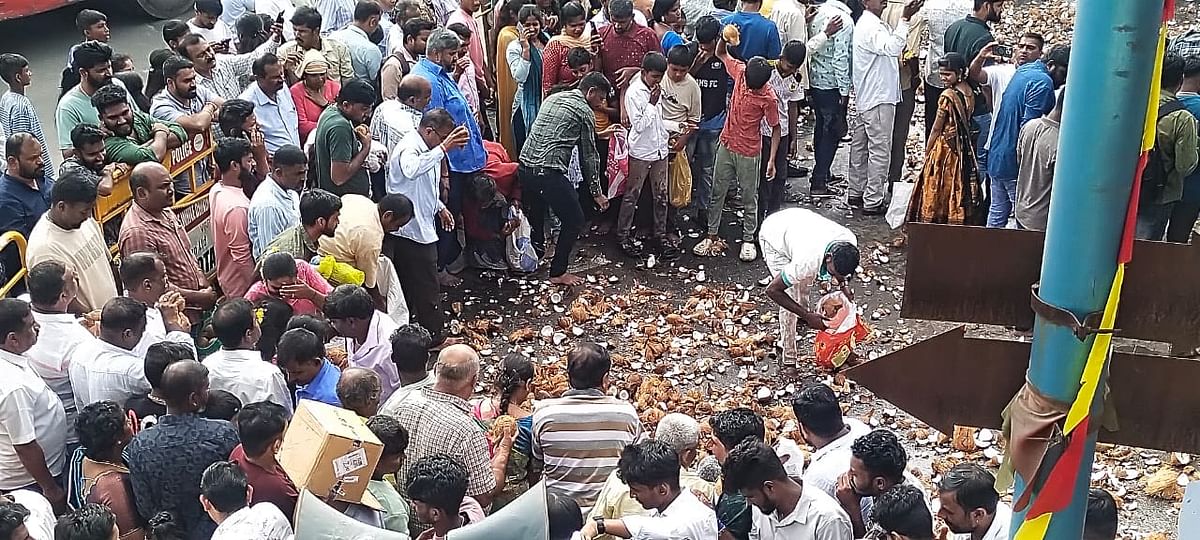 ಕುಶಾಲನಗರದಲ್ಲಿ ನಡೆದ ಗಣಪತಿ ದೇವಾಲಯದ ವಾರ್ಷಿಕ ರಥೋತ್ಸವದಲ್ಲಿ ಭಕ್ತರು ಈಡುಗಾಯಿ ಹೊಡೆದರು