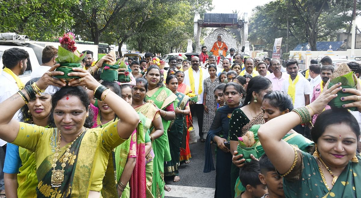 ಶಿವಮೊಗ್ಗದಲ್ಲಿ ತಿಂಥಿಣಿ ಕನಕ ಗುರುಪೀಠದ ಸಿದ್ದರಾಮನಂದಪುರಿ ಸ್ವಾಮೀಜಿಯನ್ನು ಪೂರ್ಣಕುಂಭದೊಂದಿಗೆ ಸಾರೋಟಿನಲ್ಲಿ ಮೆರವಣಿಗೆ ಮಾಡಲಾಯಿತು