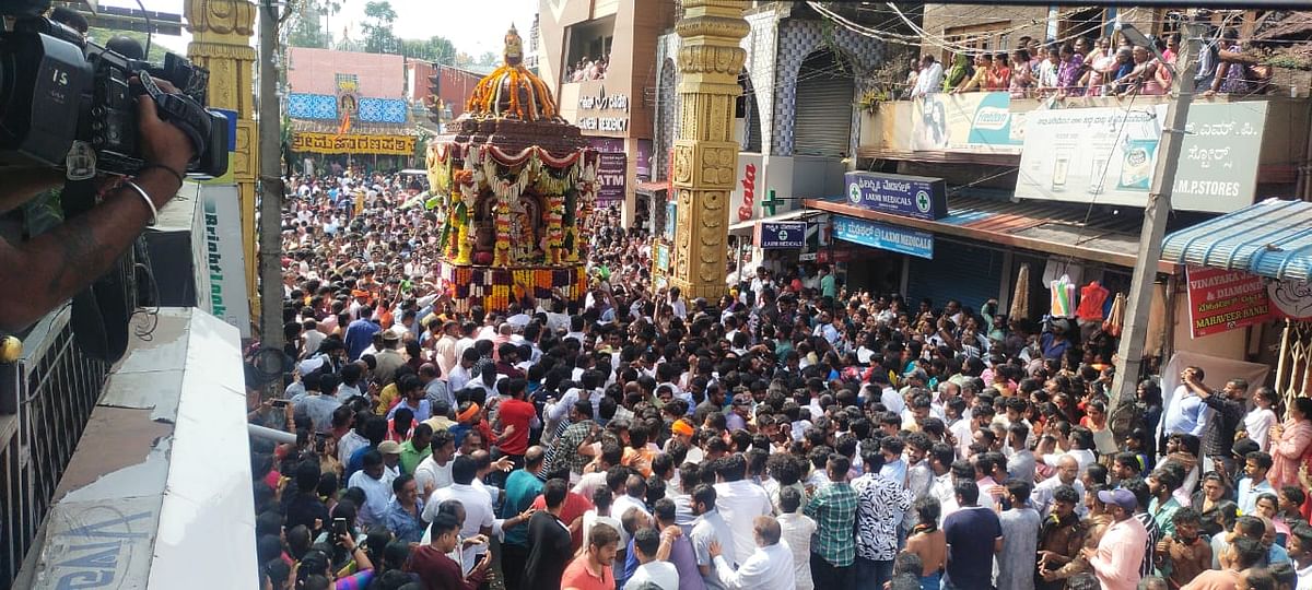 ಕುಶಾಲನಗರದಲ್ಲಿ ಗಣಪತಿ ದೇವಾಲಯದ ವಾರ್ಷಿಕ ರಥೋತ್ಸವ ಮಂಗಳವಾರ ವಿಜೃಂಭಣೆಯಿಂದ ನಡೆಯಿತು