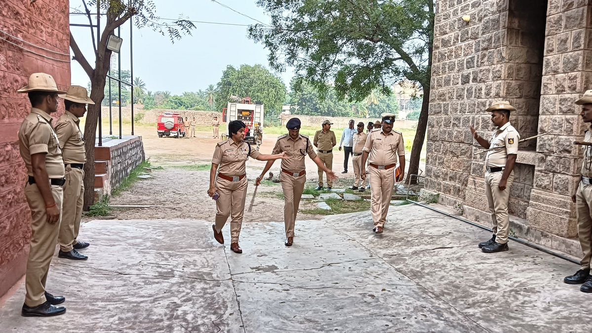 ಸಂಡೂರು ವಿಧಾನಸಭಾ ಚುನಾವಣೆಯ ಮತ ಎಣಿಕೆ ನಡೆಯಲಿರುವ ನಗರದ ಸರ್ಕಾರಿ ಪಾಲಿಟೆಕ್ನಿಕ್ ಕಾಲೇಜಿಗೆ ಗುರುವಾರ ಭೇಟಿ ನೀಡಿದ್ದ ಜಿಲ್ಲಾ ಪೊಲೀಸ್‌ ವರಿಷ್ಠಾಧಿಕಾರಿ ಡಾ. ಶೋಭಾರಾಣಿ ವಿ.ಜೆ ಪರಿಶೀಲನೆ ನಡೆಸಿದರು. 