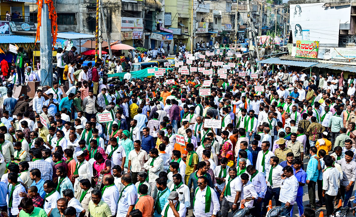 ಕಲಬುರಗಿಯಲ್ಲಿ ಗುರುವಾರ ನಡೆದ ‘ವಕ್ಫ್‌ ಹಠಾವೋ ಅನ್ನದಾತ ಬಚಾವೋ’ ಪ್ರತಿಭಟನಾ ಮೆರವಣಿಗೆಯಲ್ಲಿ ಪಾಲ್ಗೊಂಡಿದ್ದ ಜನಸ್ತೋಮ ಪ್ರಜಾವಾಣಿ ಚಿತ್ರ: ತಾಜುದ್ದೀನ್ ಆಜಾದ್