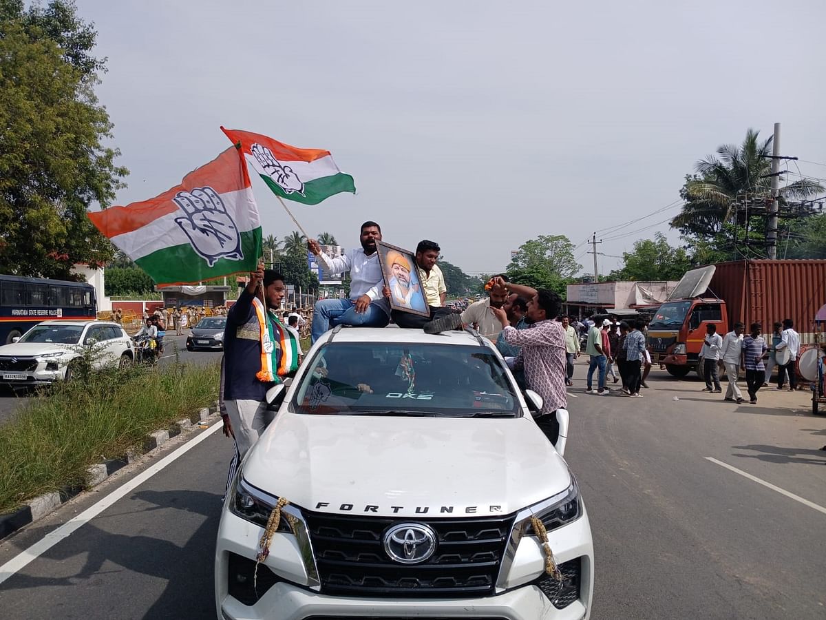 ಉಪ ಮುಖ್ಯಮಂತ್ರಿ ಡಿ.ಕೆ. ಶಿವಕುಮಾರ್‌ ಭಾವಚಿತ್ರ ಹಿಡಿದು ಮೆರವಣಿಗೆ ನಡೆಸಿದ ಅಭಿಮಾನಿಗಳು