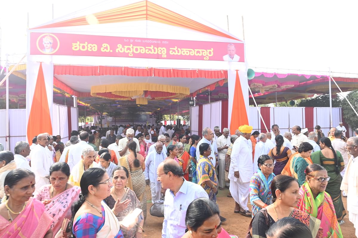 ಅನುಭವ ಮಂಟಪ ಉತ್ಸವದಲ್ಲಿ ಪಾಲ್ಗೊಂಡಿದ್ದ ಜನ