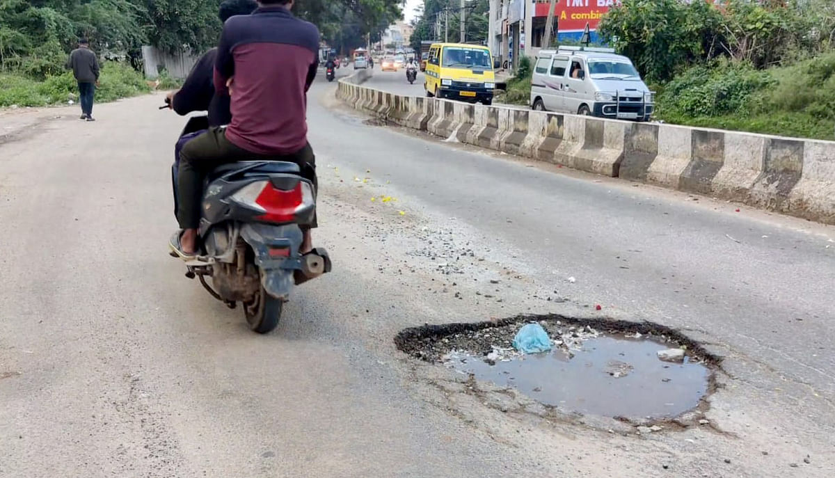 ದೊಡ್ಡಬಳ್ಳಾಪುರದ ವಿವಿಧ ಪ್ರಮುಖ ರಸ್ತೆಯಲ್ಲಿ ಬಿದ್ದಿರುವ ಗುಂಡಿಗಳು