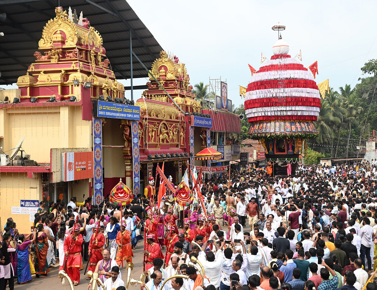 ಶ್ರೀ ಕ್ಷೇತ್ರ ಕಟೀಲು ದುರ್ಗಾಪರಮೇಶ್ವರಿ ದೇವಸ್ಥಾನದ ವಾರ್ಷಿಕ ಜಾತ್ರೆ ಪ್ರಯುಕ್ತ ದೇವಿಯ ಹಗಲು ರಥೋತ್ಸವ ಶುಕ್ರವಾರ ಸಂಪನ್ನಗೊಂಡಿತು - ಪ್ರಜಾವಾಣಿ ಚಿತ್ರ / ಫಕ್ರುದ್ಧೀನ್ ಎಚ್