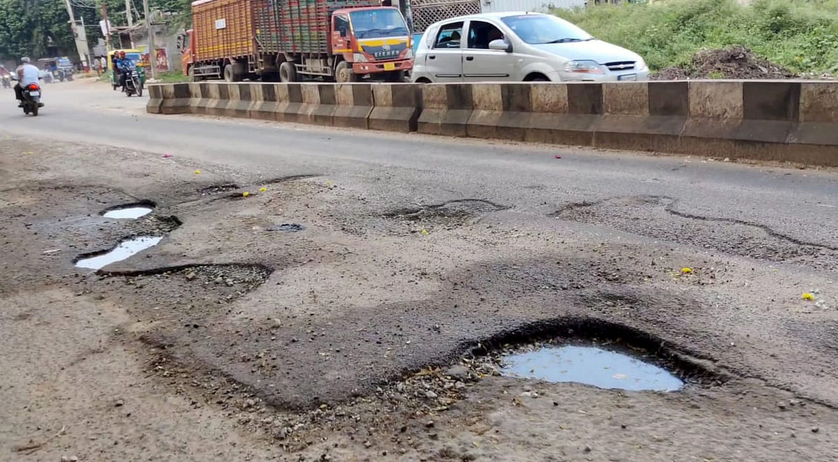 ದೊಡ್ಡಬಳ್ಳಾಪುರದ ವಿವಿಧ ಪ್ರಮುಖ ರಸ್ತೆಯಲ್ಲಿ ಬಿದ್ದಿರುವ ಗುಂಡಿಗಳು