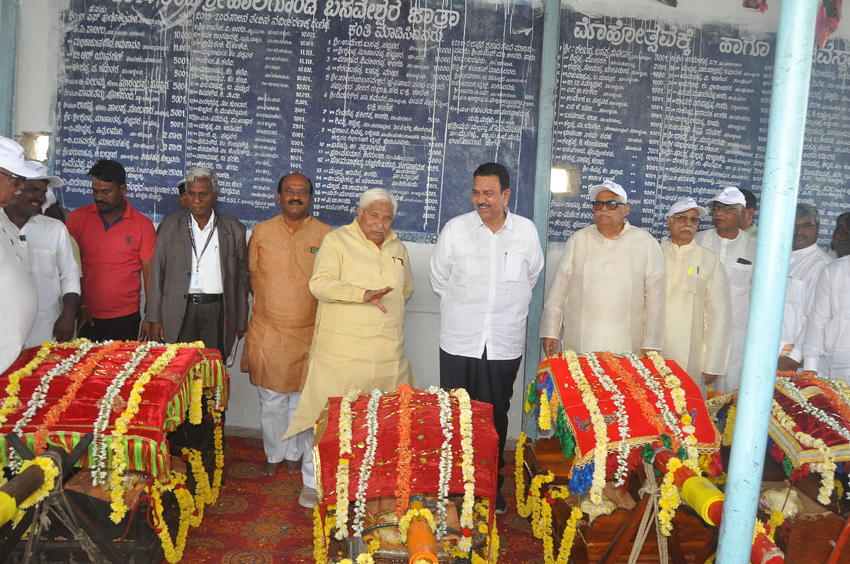 ಪಲ್ಲಕ್ಕಿಯಲ್ಲಿರಿಸಿರುವ ಪಾಚ್ಯವಸ್ತುಗಳನ್ನು ವೀಕ್ಷಿಸುತ್ತಿರುವ ಸಚಿವ ಎಚ್‌.ಕೆ.ಪಾಟೀಲ ಶಾಸಕ ಸಿ.ಸಿ. ಪಾಟೀಲ