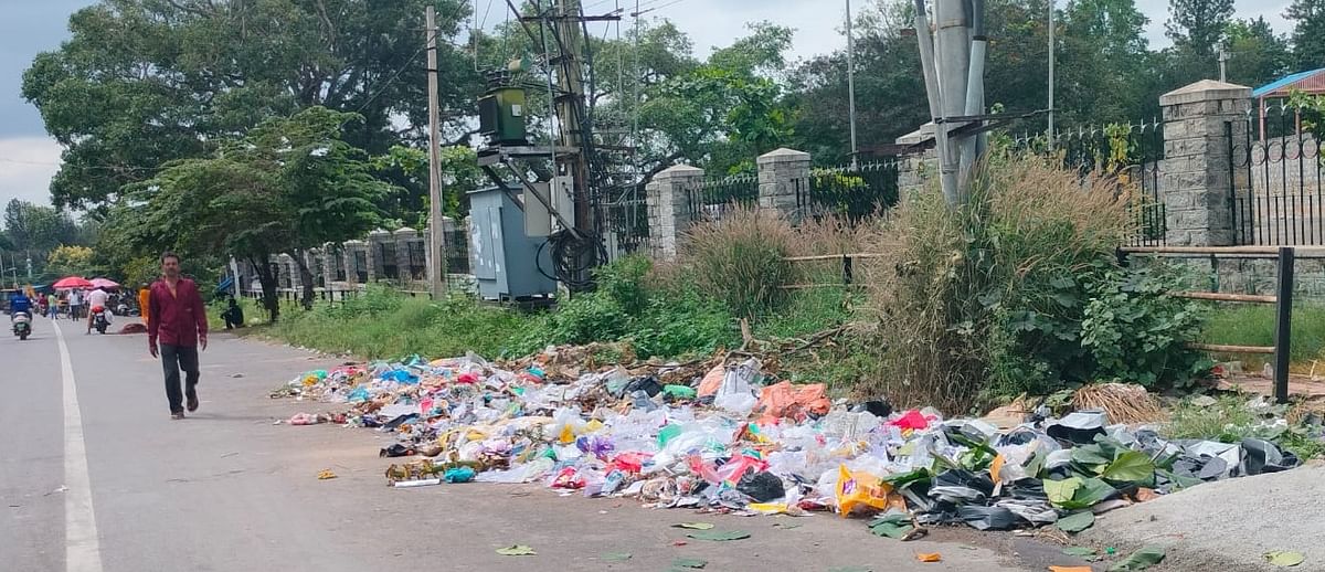 ರಾಮನಗರದ ಬೆಂಗಳೂರು- ಮೈಸೂರು ರಸ್ತೆಯ ಮಿನಿ ವಿಧಾನಸೌಧದ ಬಳಿ ಎದುರಿನ ರಸ್ತೆ ಬದಿ ಇರುವ ಕಸದ ರಾಶಿ