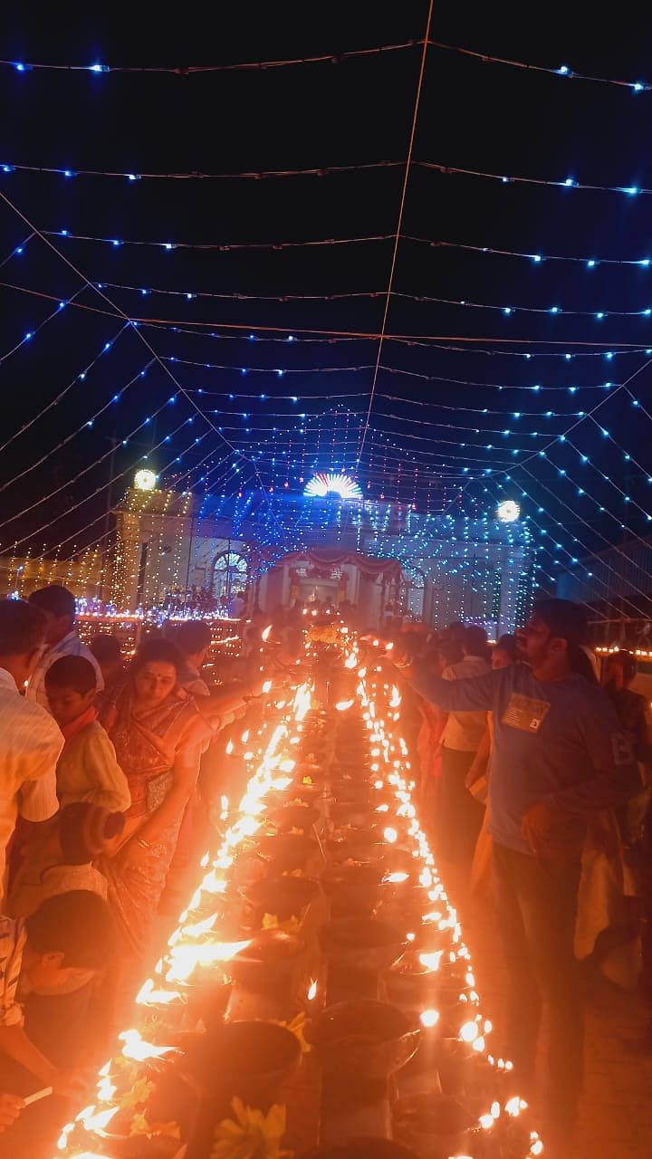 ದೀಪೋತ್ಸವ ಕಾರ್ಯಕ್ರಮದಲ್ಲಿ ಭಾಗವಹಿಸಿದ್ದ ಭಕ್ತ ಸಮೂಹ.