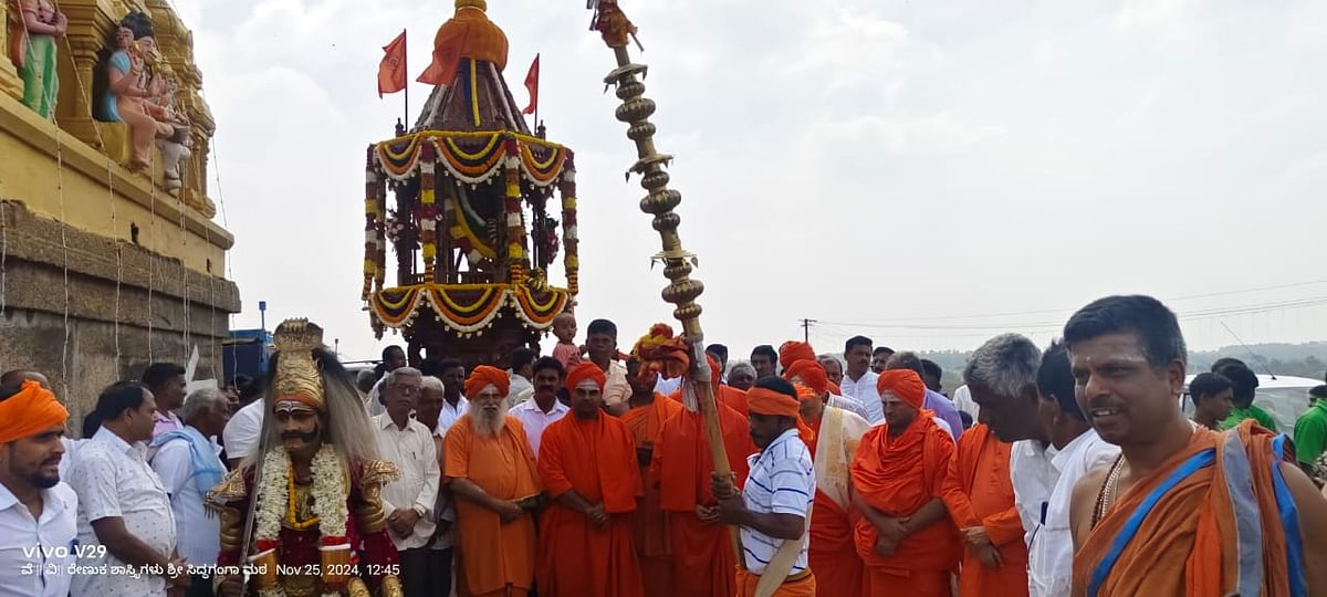 ಸೋಲೂರು ಹೋಬಳಿಯ ಇತಿಹಾಸ ಪ್ರಸಿದ್ದ ಕಂಚುಗಲ್ ಬಂಡೇಮಠದ ಶ್ರೀ ಮಹಾಲಿಂಗೇಶ್ವರ ಸ್ವಾಮಿಯ ರಥೋತ್ಸವ ಸೋಮವಾರ ನೂರಾರು ಹರಗುರು ಚರಮೂರ್ತಿ ಹಾಗೂ ಭಕ್ತರ ಸಮ್ಮುಖದಲ್ಲಿ ಅದ್ದೂರಿಯಾಗಿ ನಡೆಯಿತು.