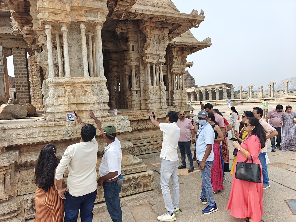 ಹಂಪಿಯ ವಿಜಯ ವಿಠ್ಠಲ ದೇವಸ್ಥಾನದ ಸಂಗೀತ ಮಂಟಪದಲ್ಲಿ ಅಳವಡಿಸಲಾದ ಕ್ಯೂಆರ್ ಕೋಡ್‌ಗಳನ್ನು  ಸೋಮವಾರ ಸ್ಕ್ಯಾನ್‌ ಮಾಡಿದ ಪ್ರವಾಸಿಗರು  –ಪ್ರಜಾವಾಣಿ ಚಿತ್ರ