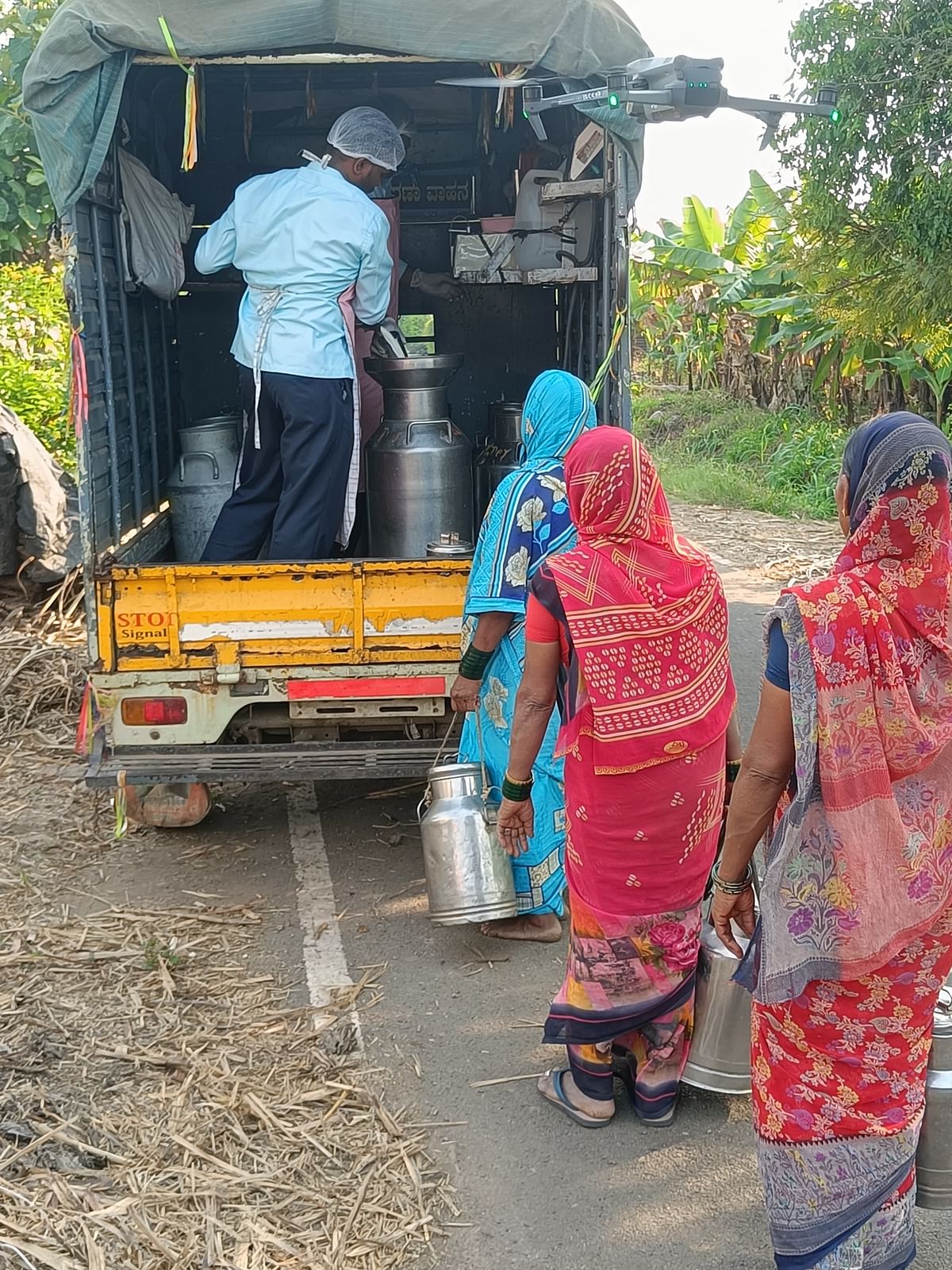 ಮಹಾಲಿಂಗಪುರ ಸಮೀಪದ ಬಿಸನಾಳದ ಹಾಲು ಉತ್ಪಾದಕರ ಸಹಕಾರ ಸಂಘದ ಸಂಚಾರಿ ವಾಹನದ ಹಾಲು ಶೇಖರಣೆ ಮಾಡುತ್ತಿರುವುದು