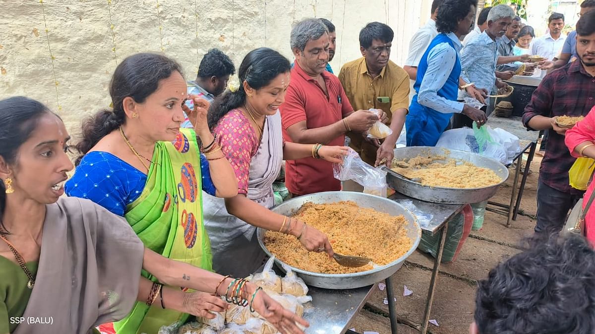 ಮರುಳಸಿದ್ದೇಶ್ವರ ದೇಗುಲದಲ್ಲಿ ಭಕ್ತರಿಗೆ ಪ್ರಸಾದ ವಿತರಣೆ