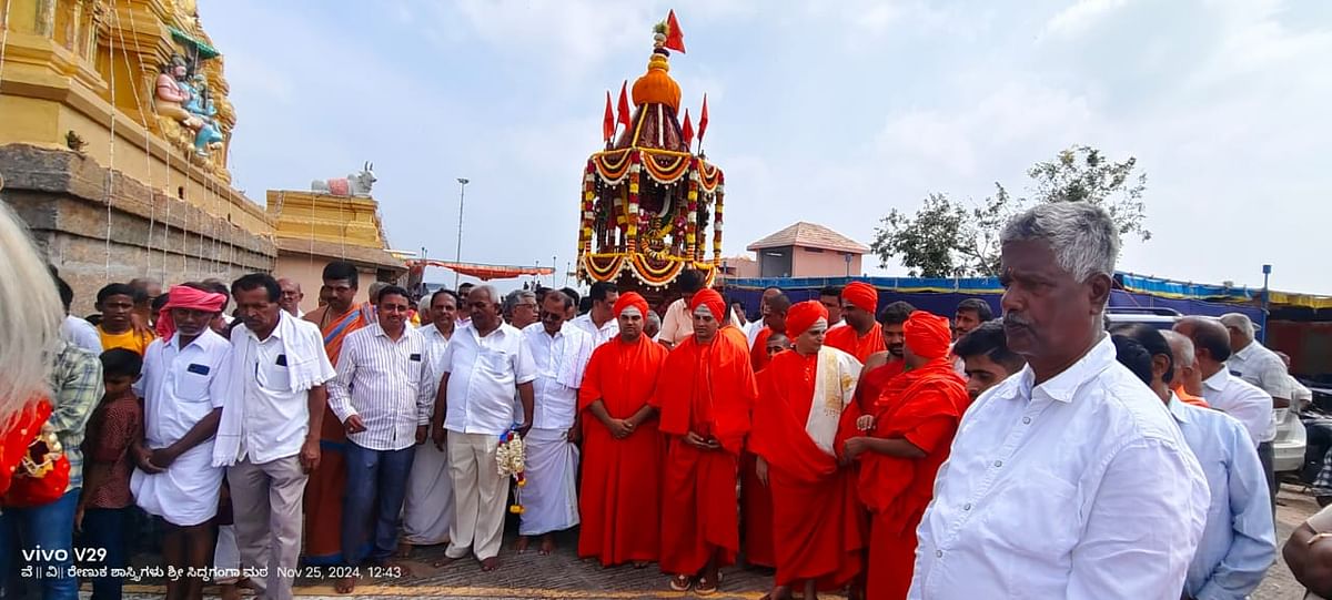 ಸೋಲೂರು ಹೋಬಳಿಯ ಇತಿಹಾಸ ಪ್ರಸಿದ್ದ ಕಂಚುಗಲ್ ಬಂಡೇಮಠದ ಶ್ರೀ ಮಹಾಲಿಂಗೇಶ್ವರ ಸ್ವಾಮಿಯ ರಥೋತ್ಸವ ಸೋಮವಾರ ನೂರಾರು ಹರಗುರು ಚರಮೂರ್ತಿ ಹಾಗೂ ಭಕ್ತರ ಸಮ್ಮುಖದಲ್ಲಿ ಅದ್ದೂರಿಯಾಗಿ ನಡೆಯಿತು.