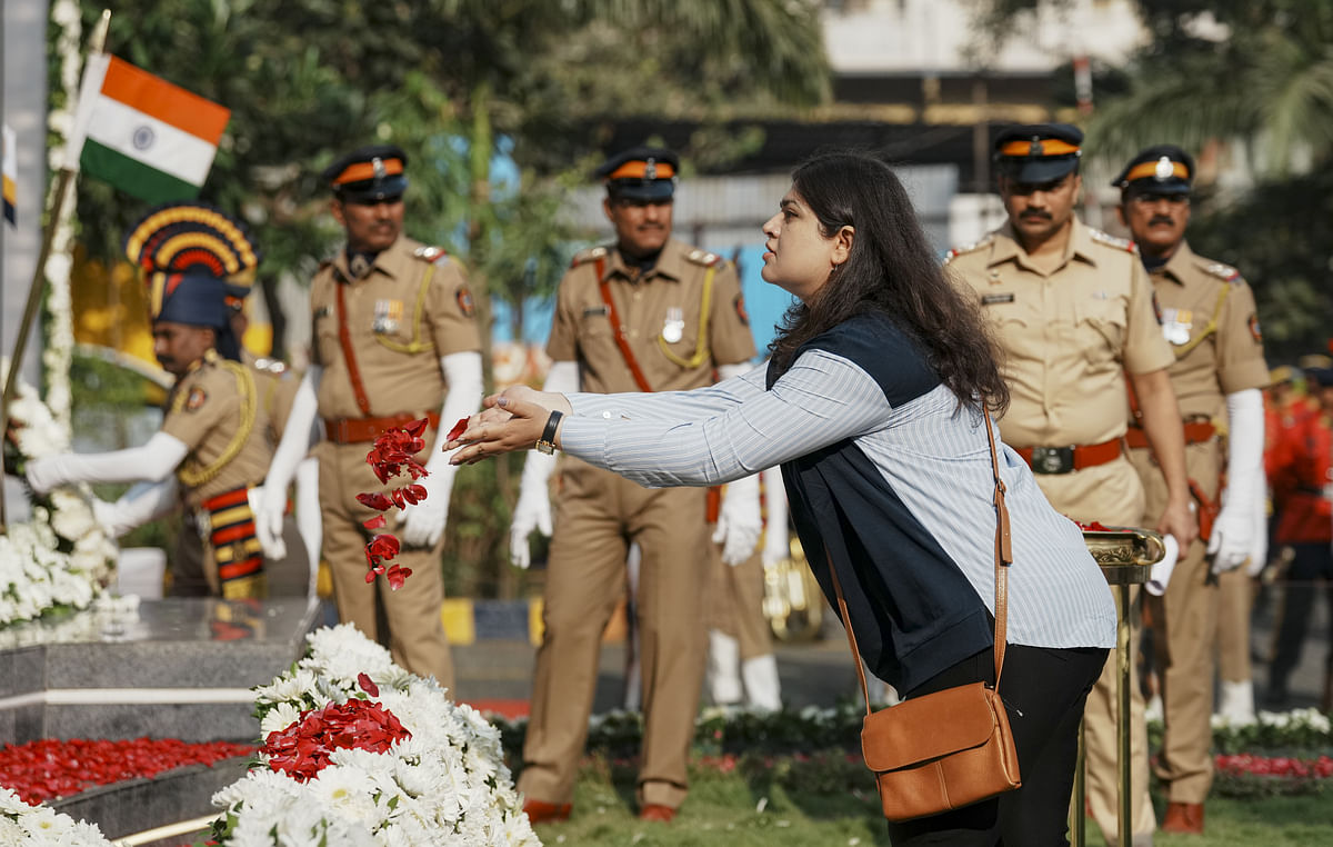 ಮುಂಬೈ ದಾಳಿಯಲ್ಲಿ ಹುತಾತ್ಮರಾದ ಪೊಲೀಸರಿಗೆ ಅವರ ಸಂಬಂಧಿಯೊಬ್ಬರು ಮಂಗಳವಾರ ಗೌರವ ನಮನ ಸಲ್ಲಿಸಿದರು –ಪಿಟಿಐ ಚಿತ್ರ