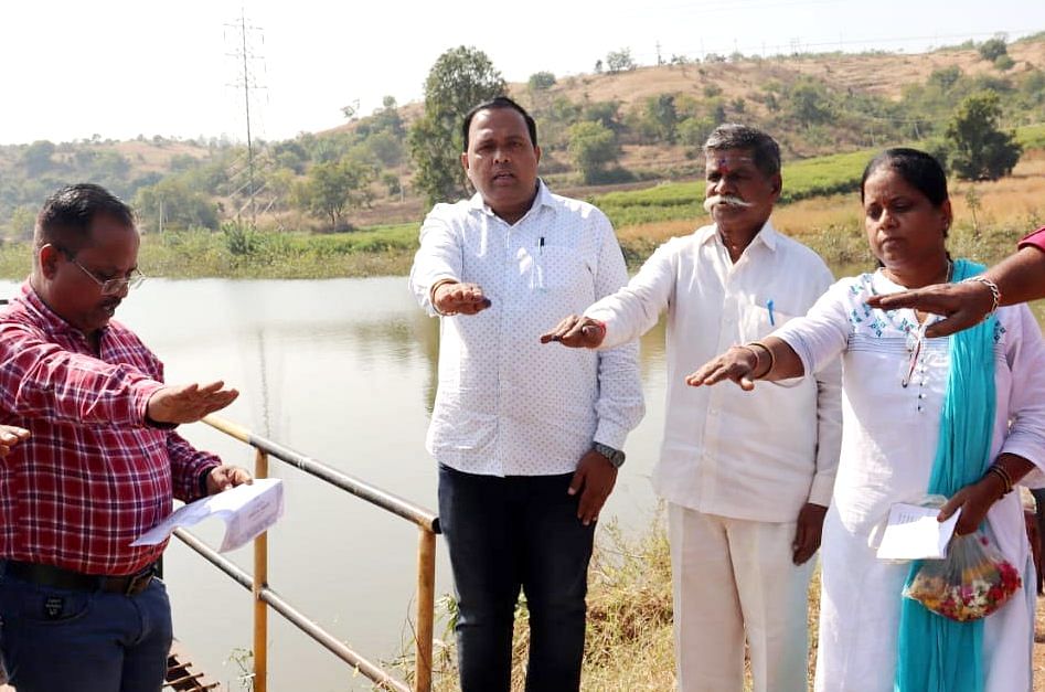 ಬೀದರ್ ತಾಲ್ಲೂಕಿನ ಹೊನ್ನಿಕೇರಿಯ ಅಮೃತ ಸರೋವರ ಕೆರೆ ದಂಡೆ ಮೇಲೆ ಸಂವಿಧಾನ ದಿನದ ನಿಮಿತ್ತ ಸಂವಿಧಾನ ಪೀಠಿಕೆ ಪ್ರತಿಜ್ಞೆ ಬೋಧಿಸಲಾಯಿತು