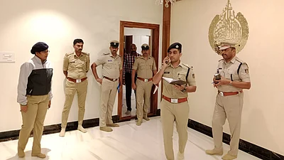 ಇ.ಡಿ ಅಧಿಕಾರಿಗಳ ಸೋಗಿನಲ್ಲಿ ದಾಳಿ; ₹ 30 ಲಕ್ಷ ಹಣದೊಂದಿಗೆ ಪರಾರಿಯಾದ ತಂಡ