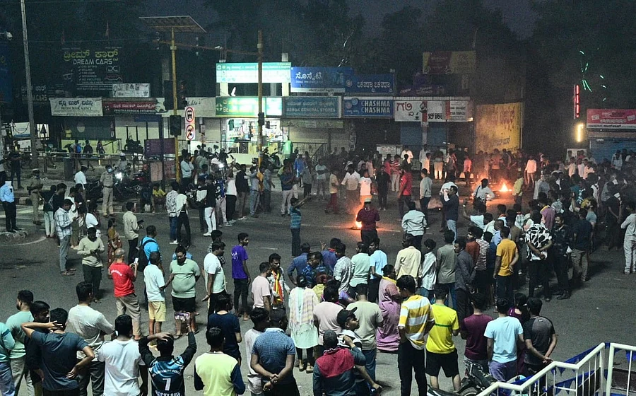 ಬಾಲಕಿಯನ್ನು ಅಪಹರಿಸಿ ಕೊಲೆಗೈದ ಘಟನೆ ವಿರುದ್ಧ ಭಾನುವಾರ ಸಂಜೆ ವಿವಿಧ ಸಂಘಟನೆಗಳಿಂದ ಹುಬ್ಬಳ್ಳಿ ಕೆಎಂಸಿ ಎದುರು ಪ್ರತಿಭಟನೆ ನಡೆಯಿತು