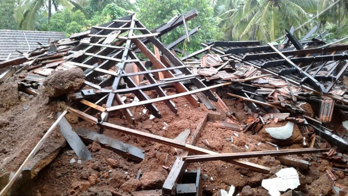 ಮನೆ ಕುಸಿದು ಅಪಾರ ಹಾನಿ