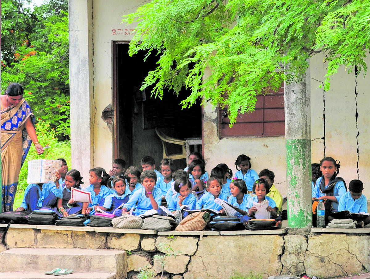 ಅಪಾಯದಲ್ಲಿ ಗಡಿಯಲ್ಲಿನ ಕನ್ನಡ ಶಾಲೆ!