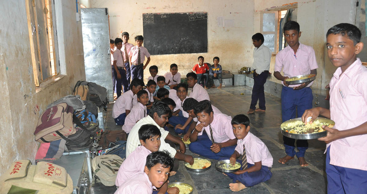 ಮೊರಾರ್ಜಿ ಶಾಲೆ: ಪಾಠ,ಊಟ,ವಾಸ್ತವ್ಯ ಒಂದೇಕಡೆ, 125 ವಿದ್ಯಾರ್ಥಿನಿಯರಿಗೆ 4 ಶೌಚಾಲಯ