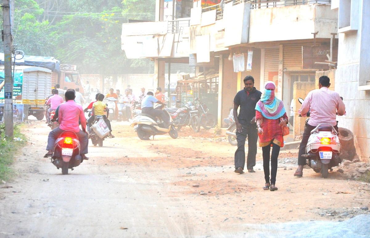 ಅವೈಜ್ಞಾನಿಕ ಕಾಮಗಾರಿಗಳಿಂದ ಹೊಸಪೇಟೆ ನಗರದಲ್ಲಿ ಜನರ ನೆಮ್ಮದಿ ಕೆಡಿಸಿರುವ ದೂಳು