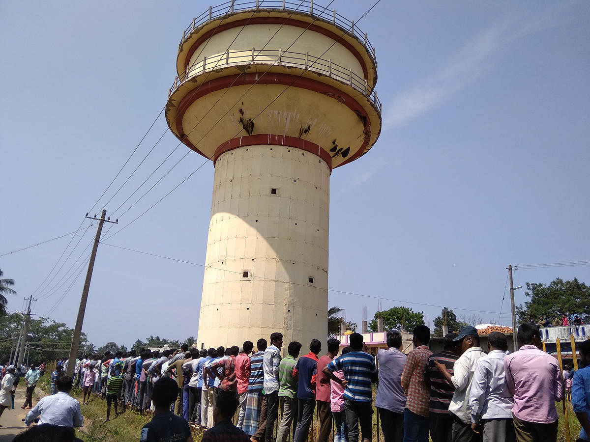 ಅಕ್ರಮ ಮರಳು ಸಾಗಣೆ ಪ್ರಕರಣ ಕೈಬಿಡಲು ಒತ್ತಾಯ: ಟ್ಯಾಂಕ್ ಏರಿ ಆತ್ಮಹತ್ಯೆಗೆ ಯತ್ನ